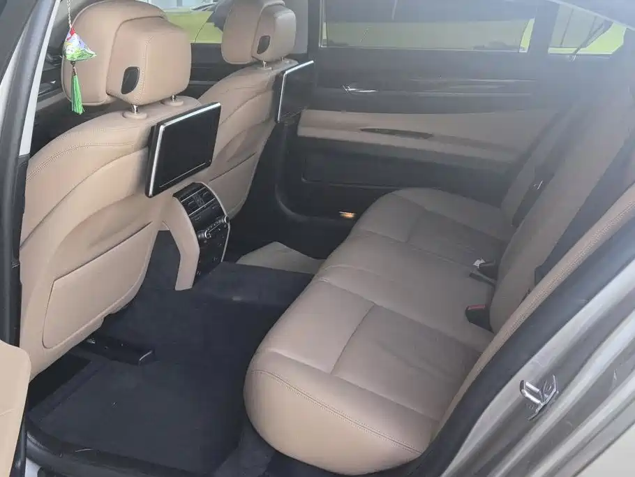BMW 7 Series — миниатюра 11