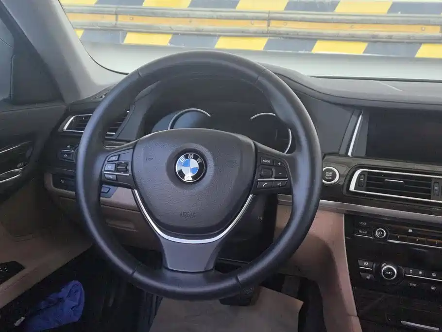 BMW 7 Series — миниатюра 15