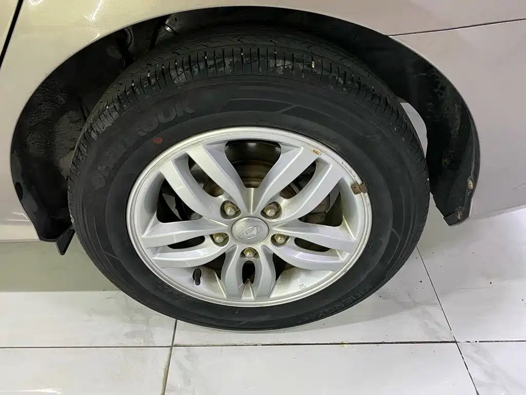 Hyundai Elantra — миниатюра 18