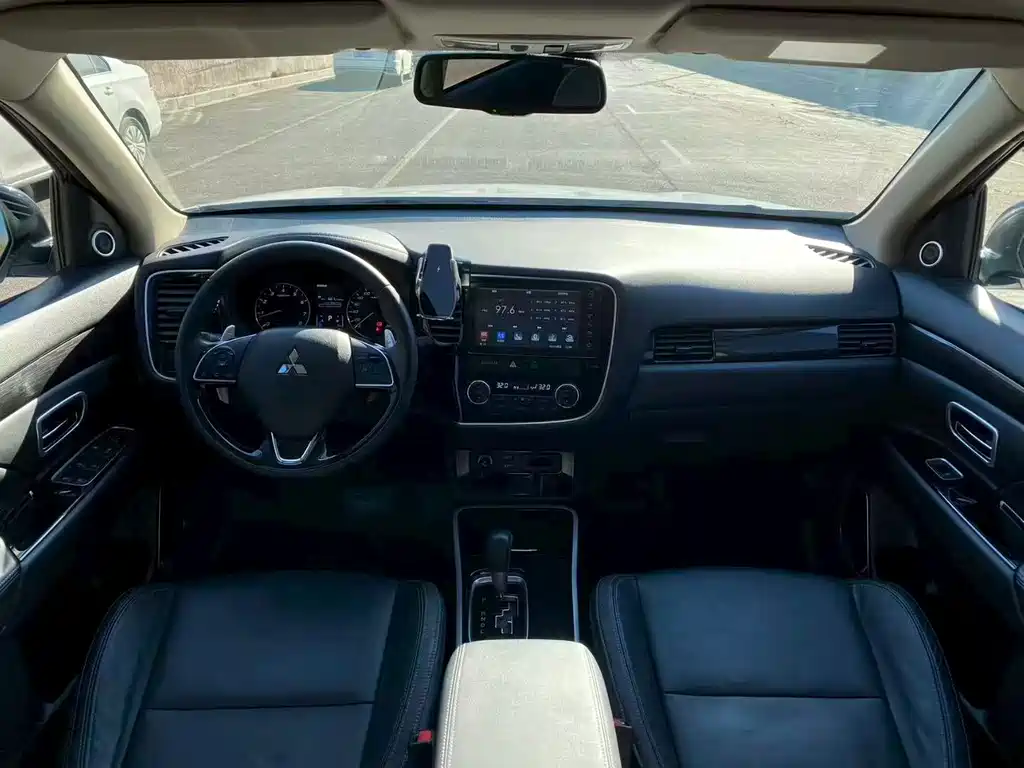 MITSUBISHI OUTLANDER