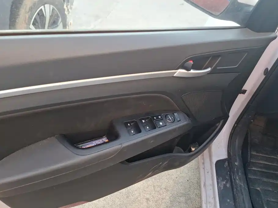 Hyundai Elantra — миниатюра 7