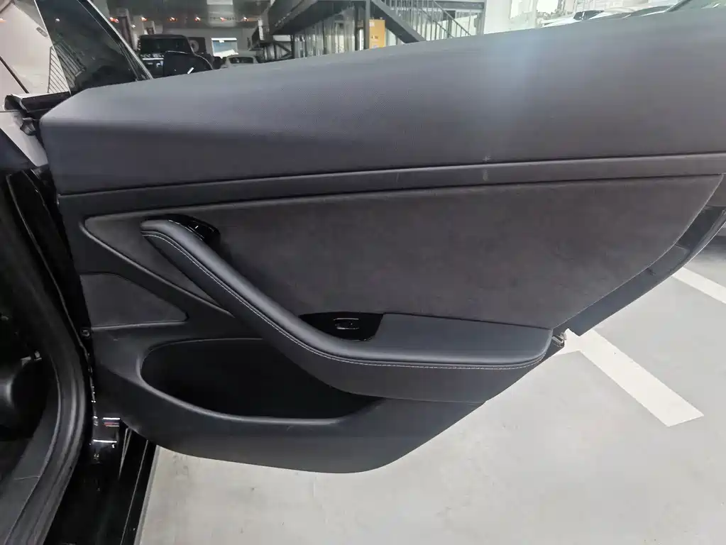 Tesla Model 3 — миниатюра 15