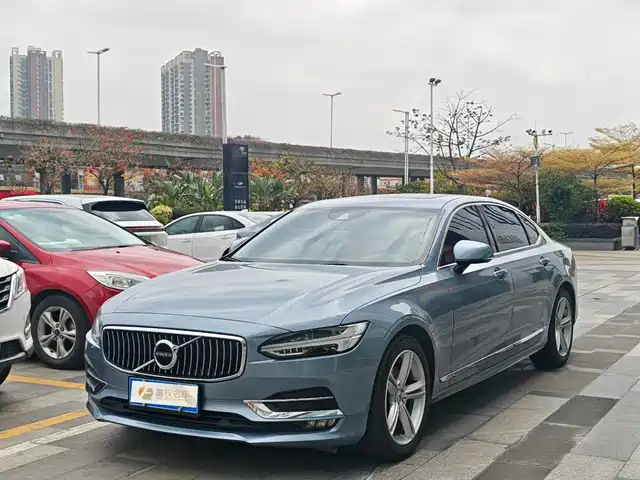 VOLVO S90