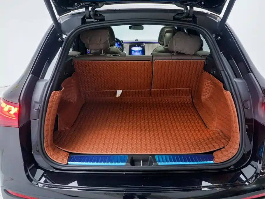 Mercedes-Benz EQE SUV — миниатюра 8