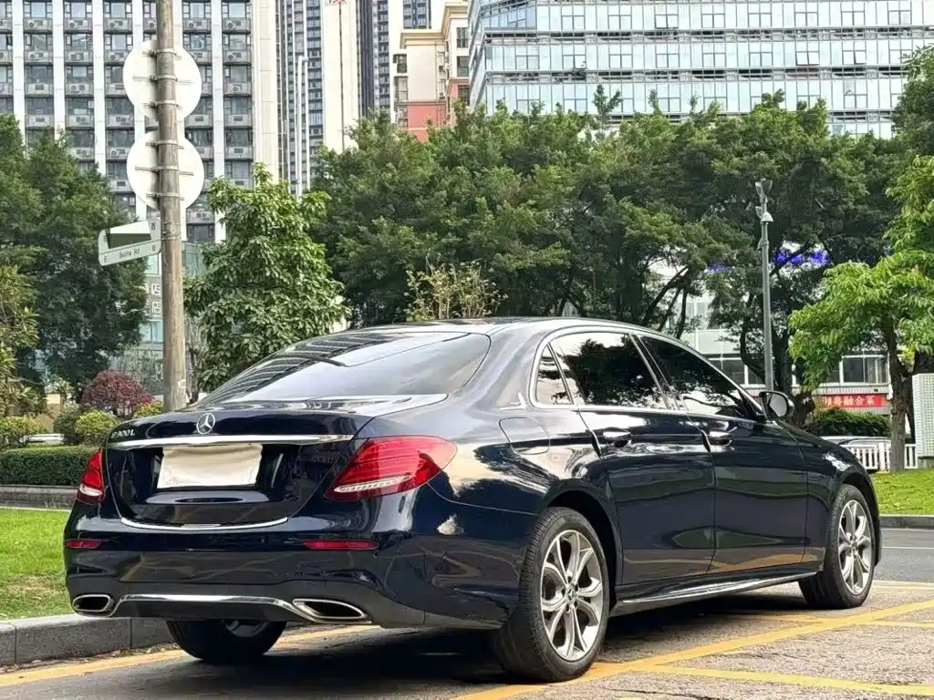 Mercedes-Benz E-Class — миниатюра 9