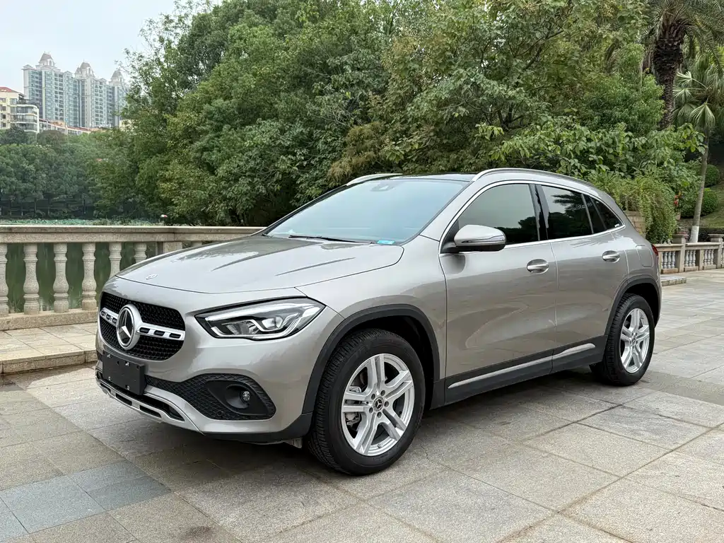 MERCEDES-BENZ GLA