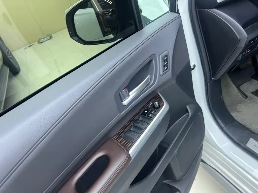 Toyota Granvia 2024 2.5L Luxury PLUS