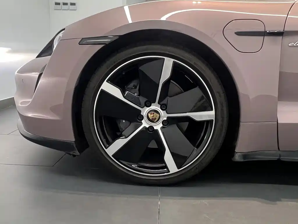 Porsche Taycan — миниатюра 6