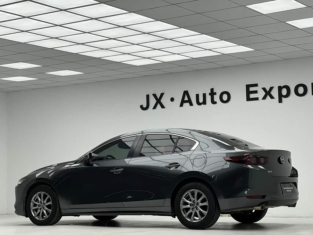 Mazda Mazda3 Axela 2.0 л 2022 г. Серебристо-серый, пробег 21000 км