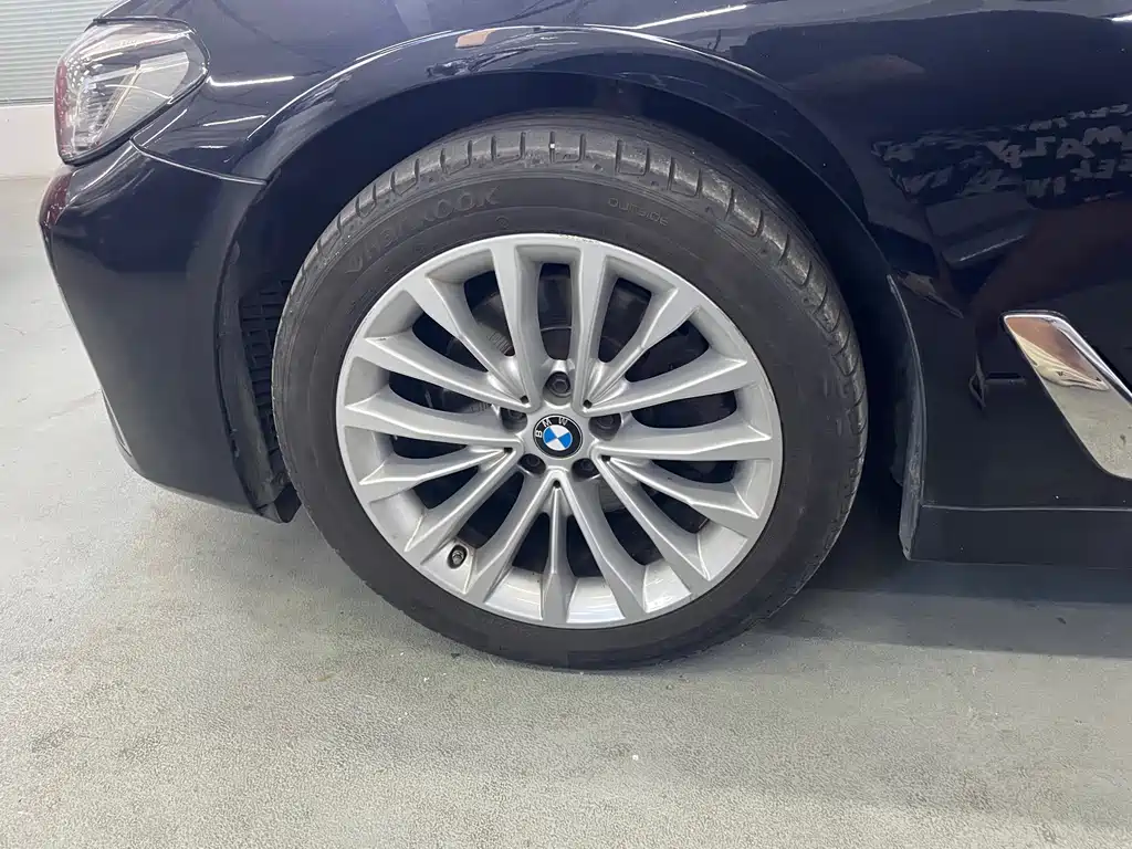 BMW 5 Series — миниатюра 11