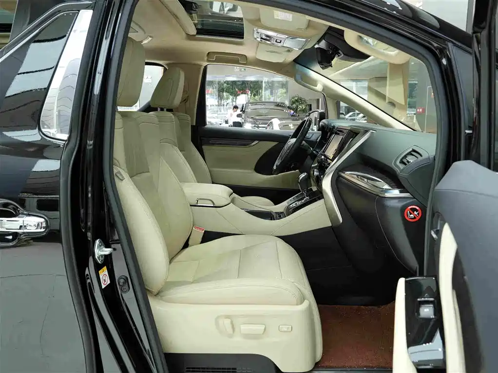 Toyota Alphard — миниатюра 12