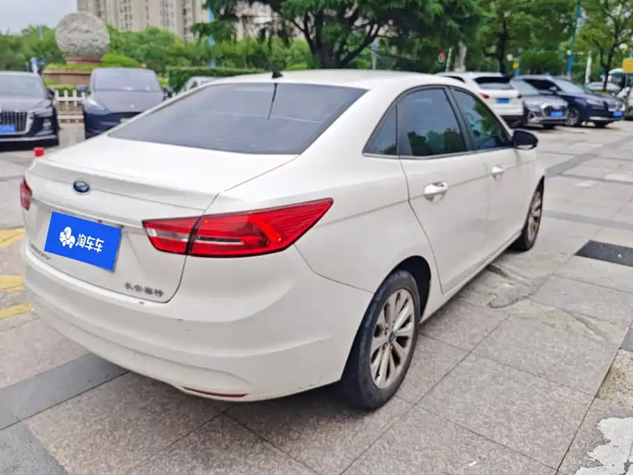 Ford Escort 2015 1.5L AT Fashion