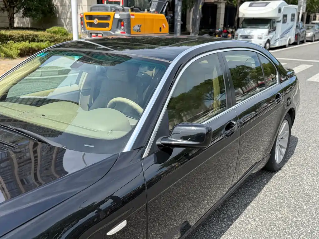 BMW 7 Series — миниатюра 9
