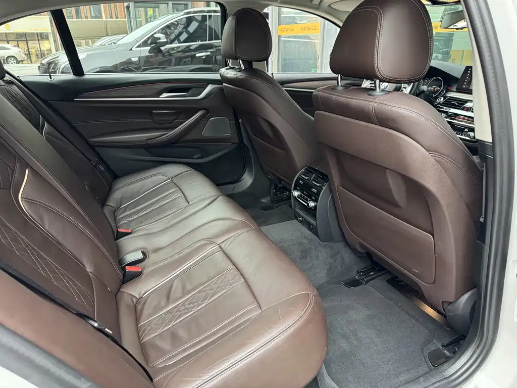 BMW 5 Series — миниатюра 19