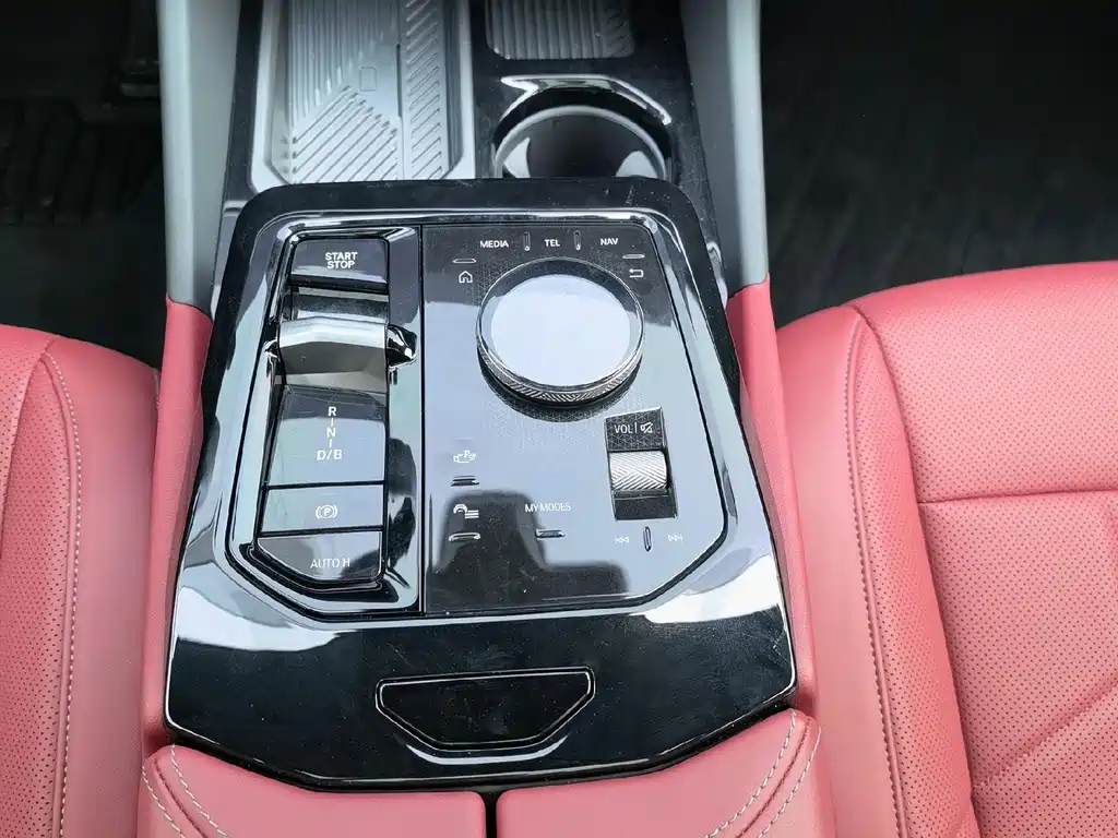 BMW i5 — миниатюра 10