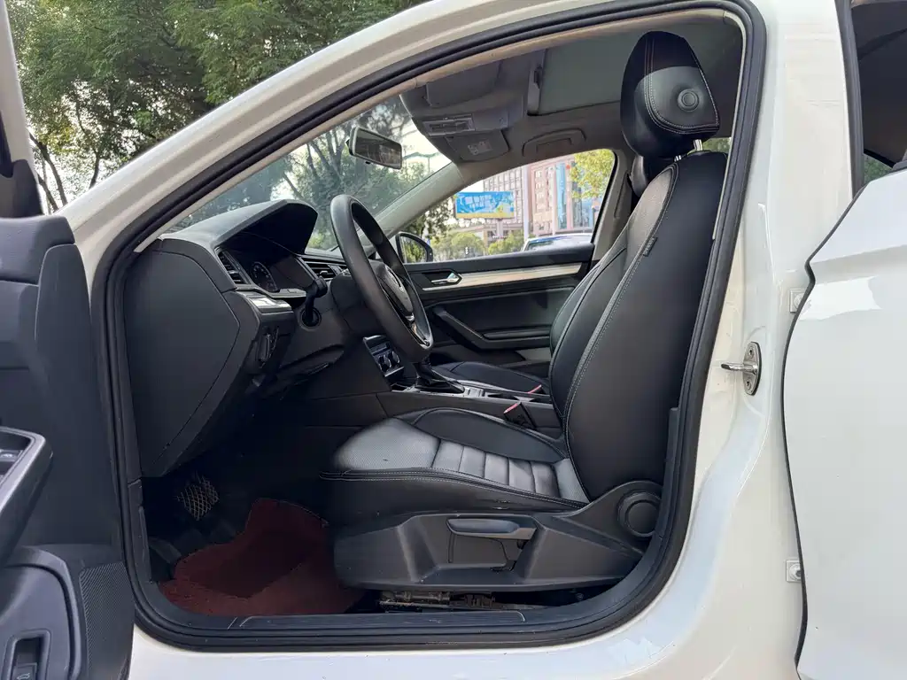 Volkswagen Lamando 2019 230TSI DSG V