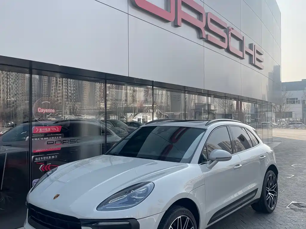 PORSCHE MACAN