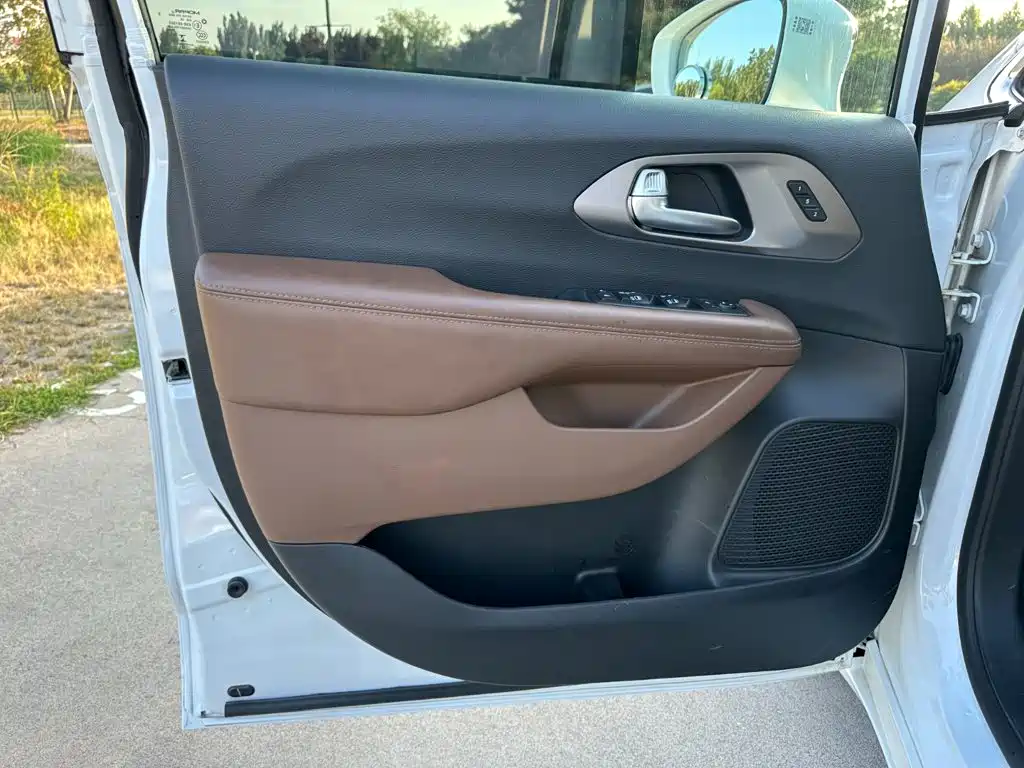 Chrysler Grand Voyager (Import) — миниатюра 13
