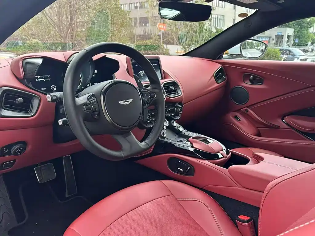 ASTON MARTIN V8 VANTAGE