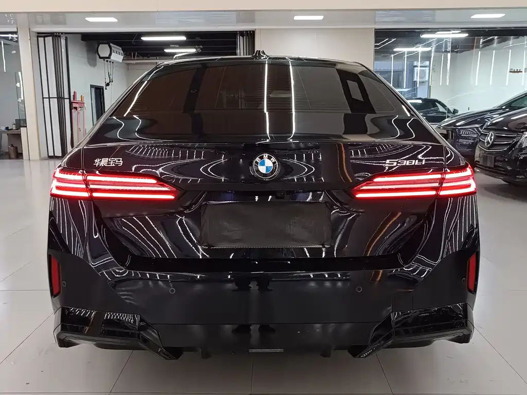 BMW 5 Series — миниатюра 8