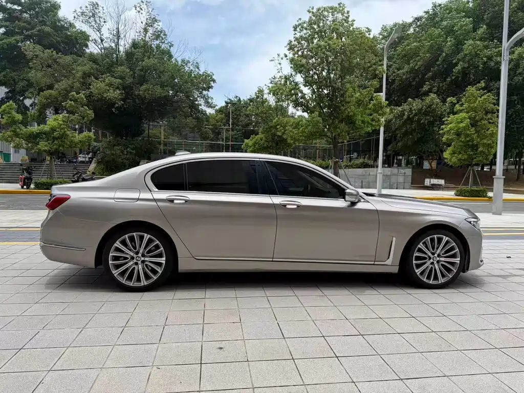 BMW 7 Series — миниатюра 8