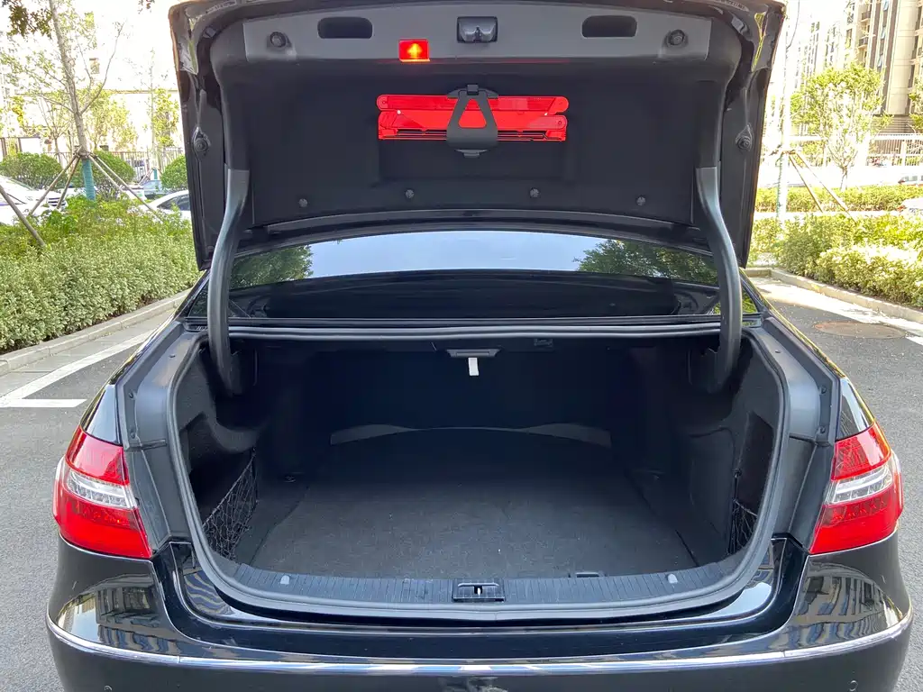 Mercedes-Benz E-Class — миниатюра 18