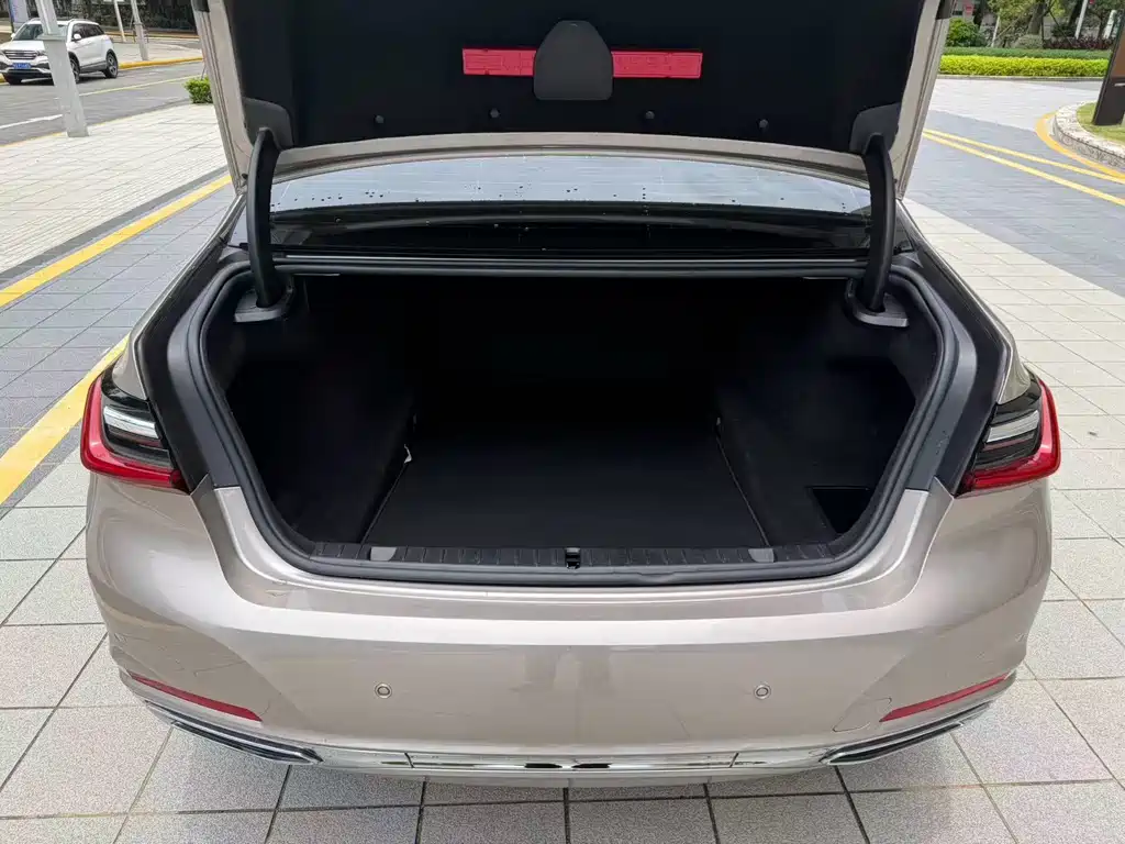 BMW 7 Series — миниатюра 18