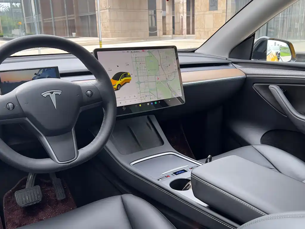 Tesla Model Y — миниатюра 6