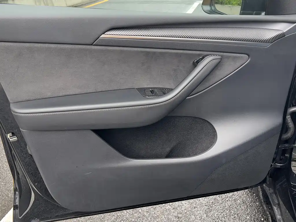 Tesla Model Y — миниатюра 7