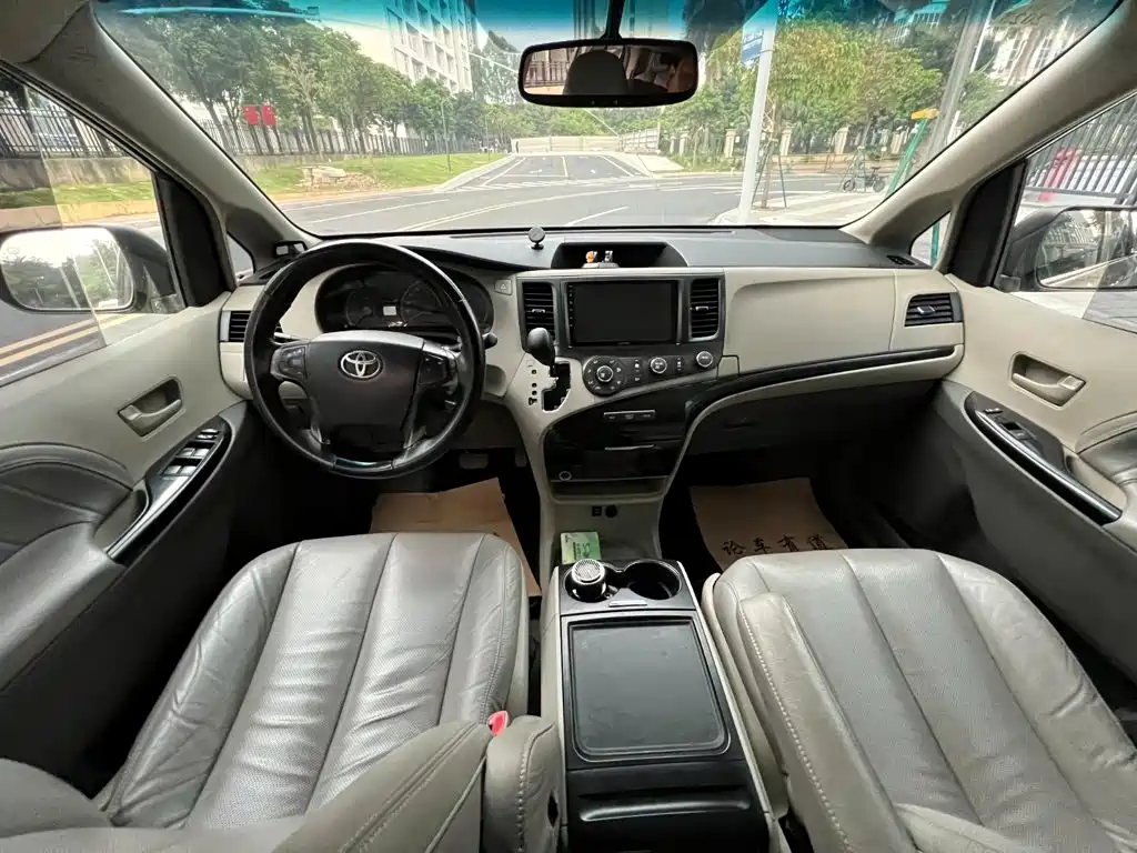 Toyota Sienna — миниатюра 5
