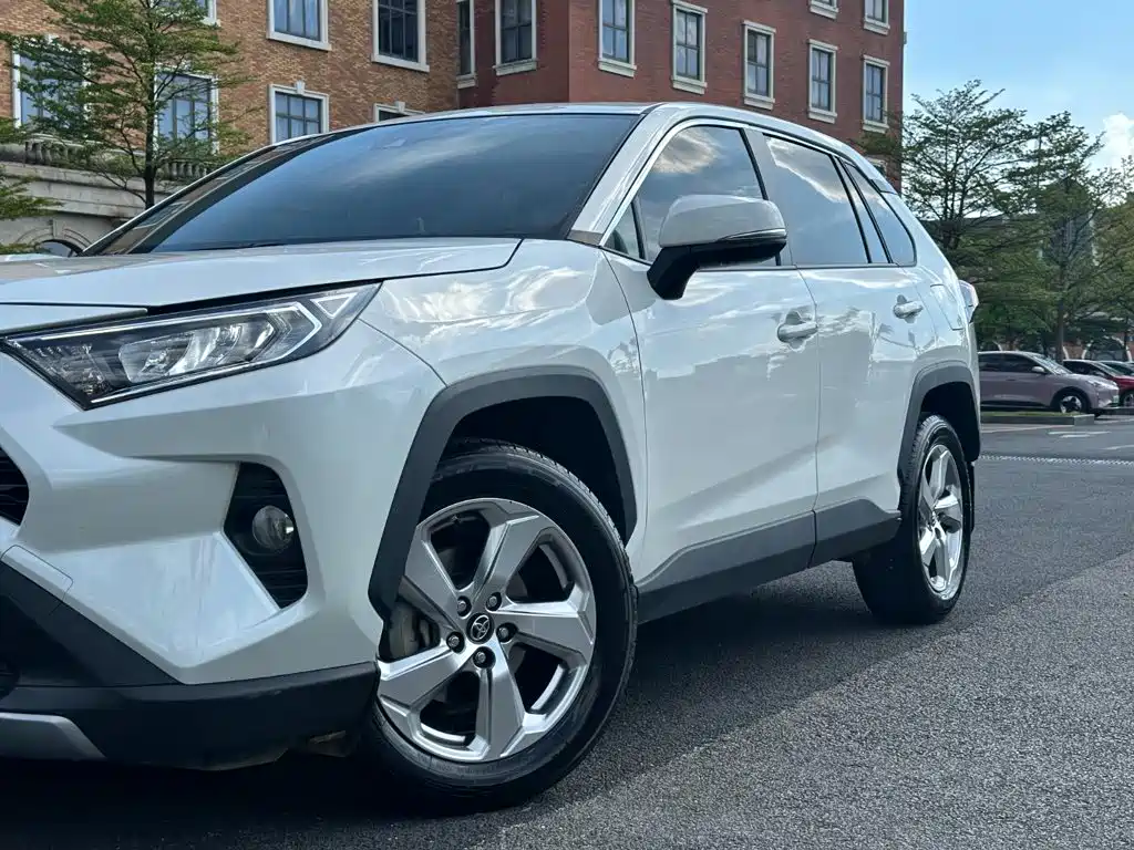 Toyota RAV4 — миниатюра 10
