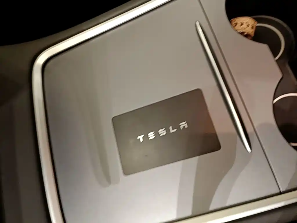 Tesla Model Y — миниатюра 9