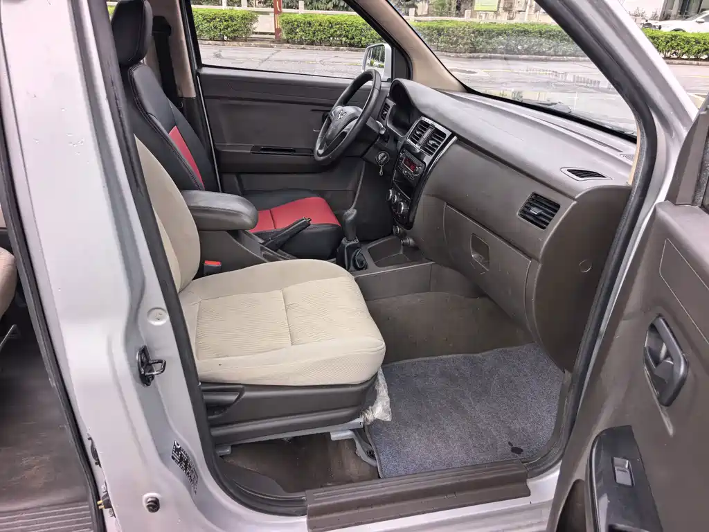 Wuling Rongguang V — миниатюра 9