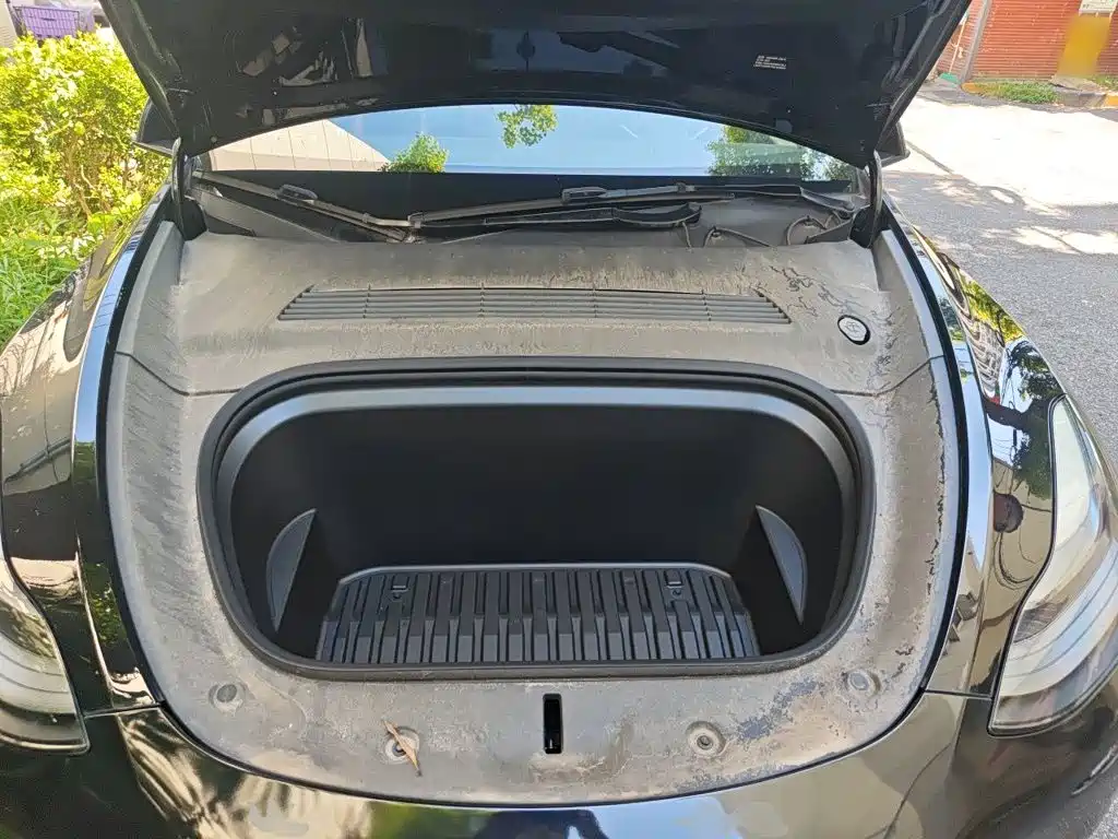 Tesla Model Y — миниатюра 16