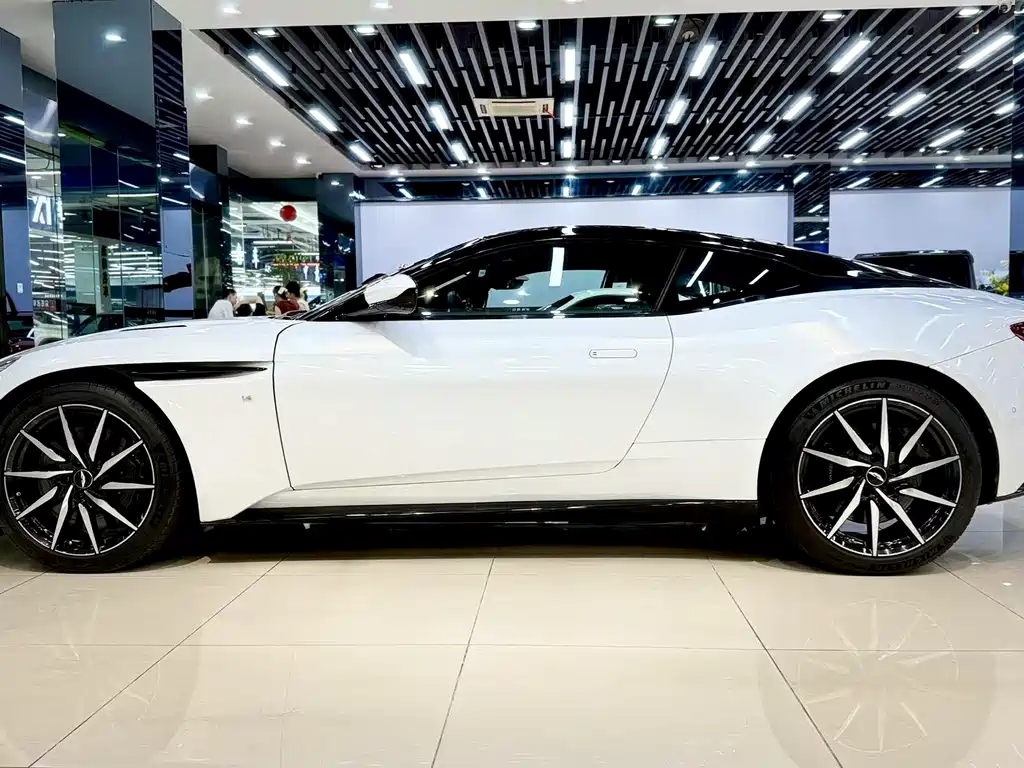 ASTON MARTIN DB11