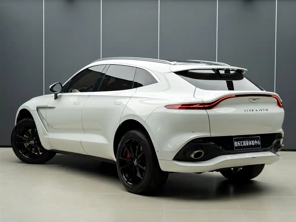 ASTON MARTIN DBX