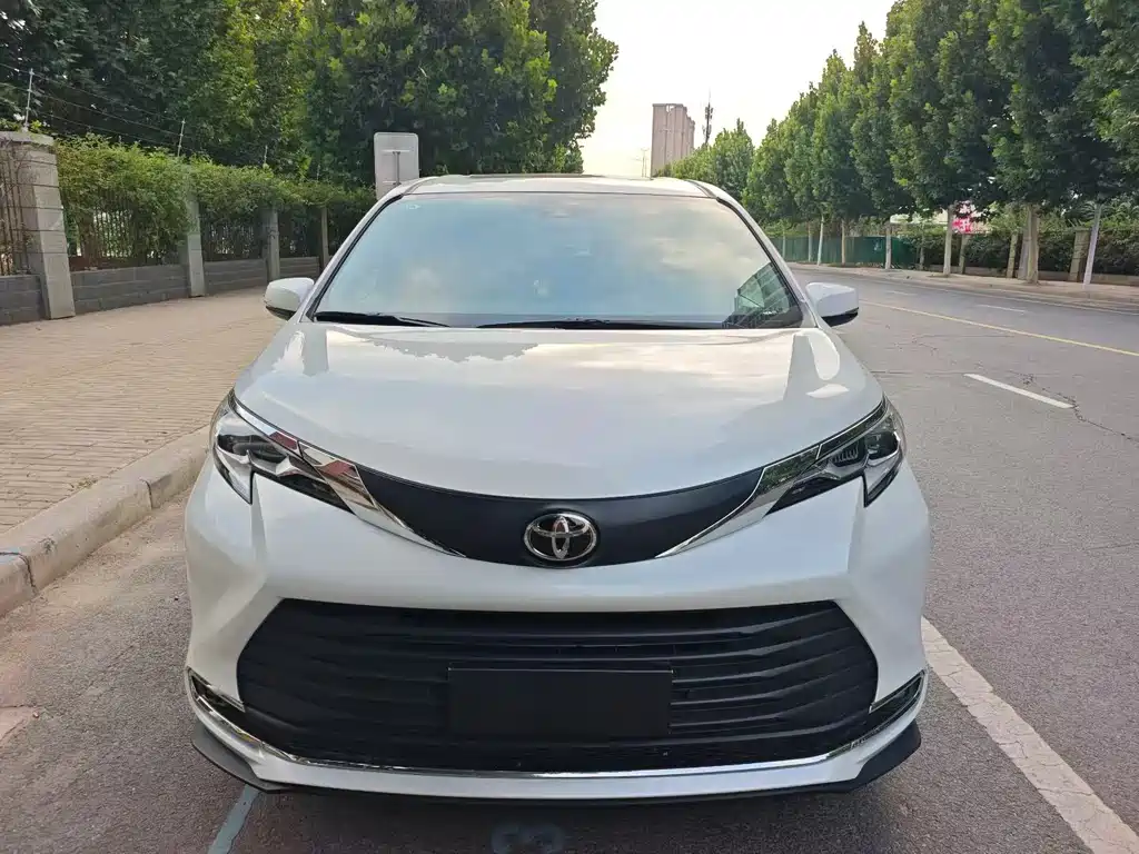 Toyota Sienna — миниатюра 2