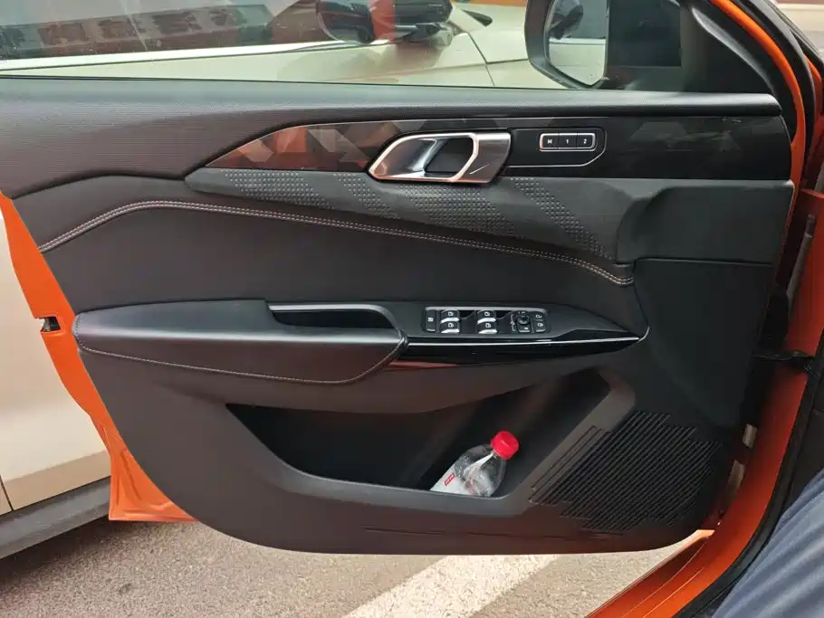 Lynk & Co 02 Hatchback — миниатюра 7