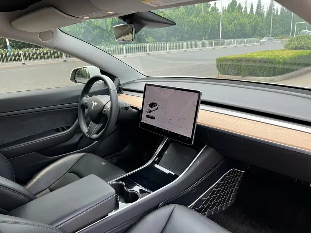 Tesla Model 3 — миниатюра 10