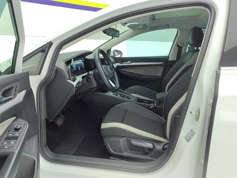 Volkswagen Golf 1.4 л 2021 г. Белый, пробег 39100 км