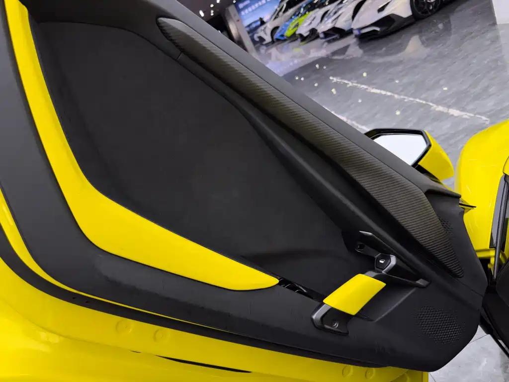 Lamborghini Revuelto — миниатюра 17