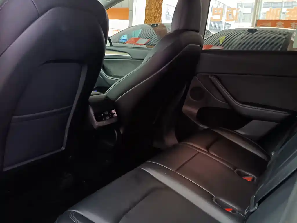 Tesla Model Y — миниатюра 7