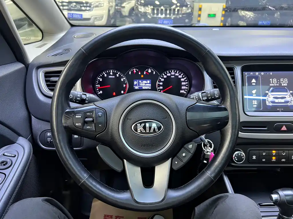 Kia Carens 2013 2.0L 7 мест AT Standard V