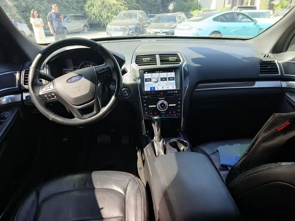 Ford Explorer (Import) — миниатюра 10