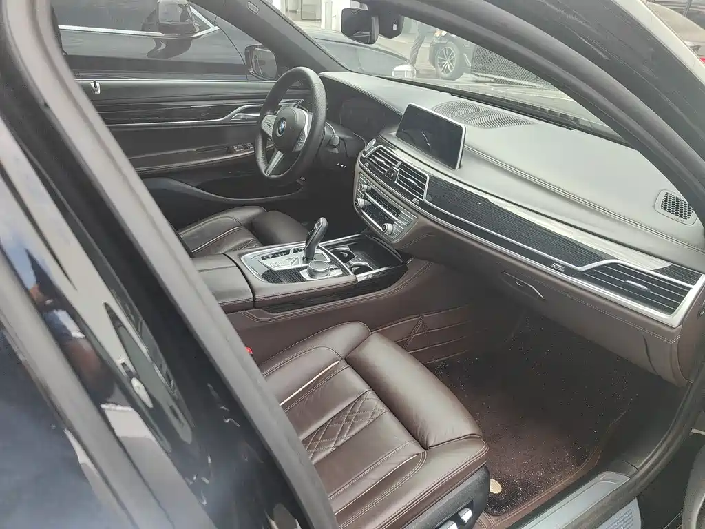 BMW 7 Series — миниатюра 7