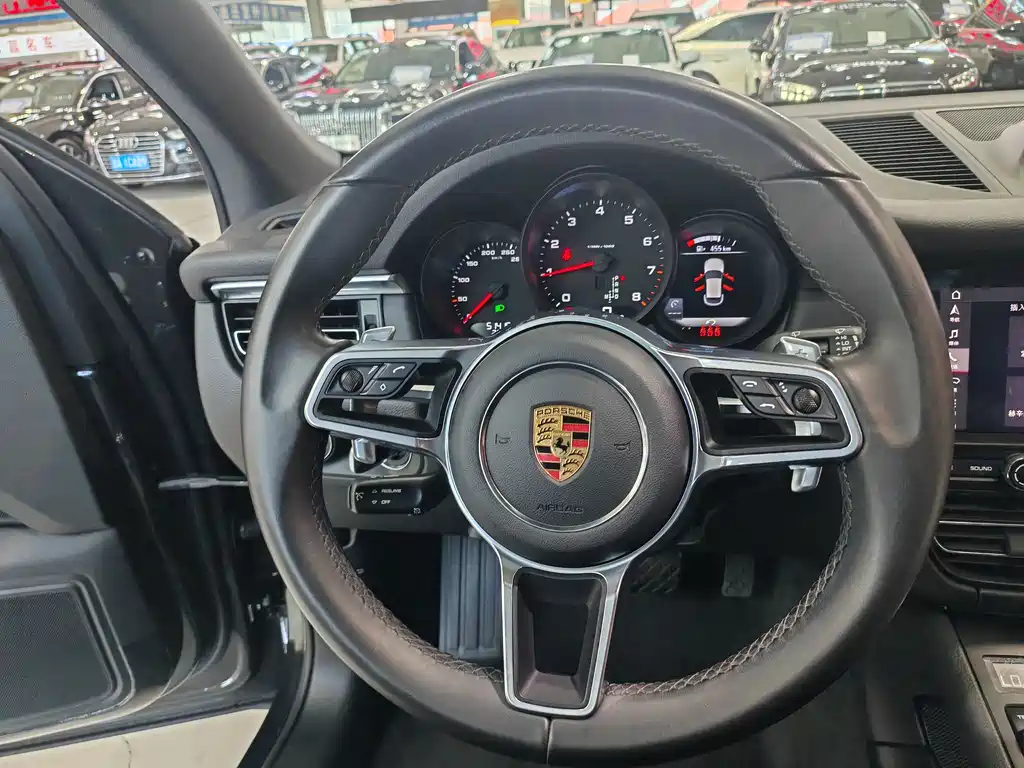 PORSCHE MACAN