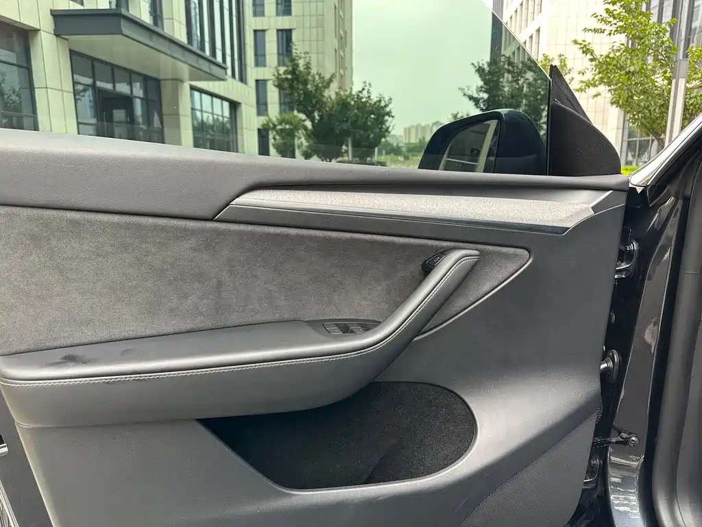 Tesla Model Y — миниатюра 6