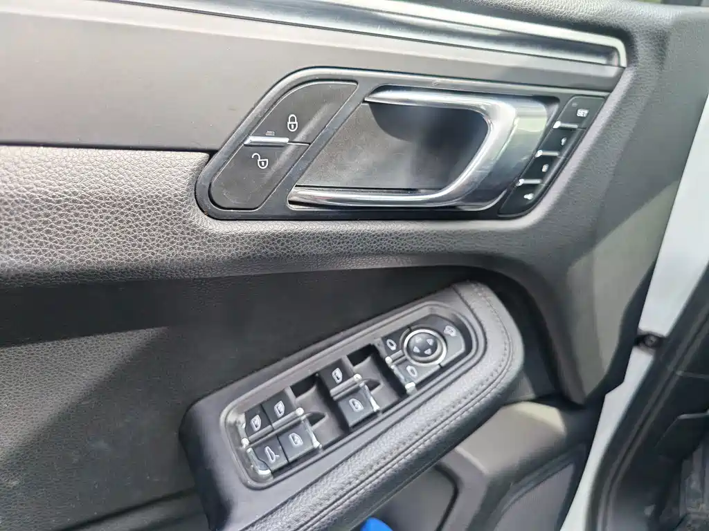 Porsche Macan — миниатюра 10