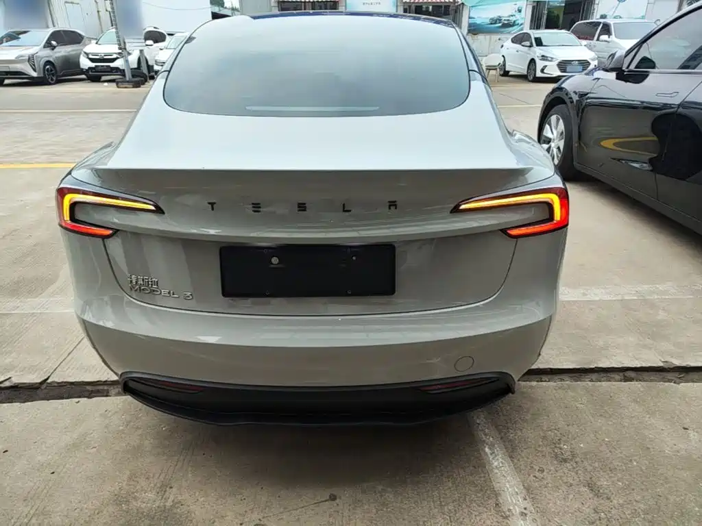 Tesla Model 3 — миниатюра 6