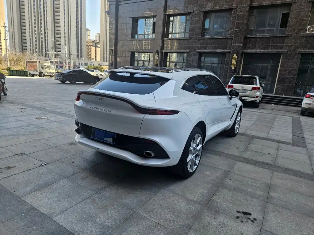 ASTON MARTIN DBX